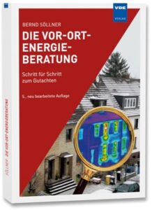 Energieberater bei der Vor-Ort-Analyse eines Hauses