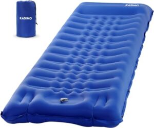 Nahaufnahme einer Outdoor-Isomatte im Einsatz bei Camping.