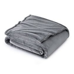 Flauschige BEDSURE Kuscheldecke auf Sofa