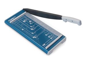 Dahle 502 Papierschneider in Blau auf einem Tisch