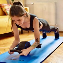 Verschiedene Krafttrainingsgeräte für effektives Training zu Hause.