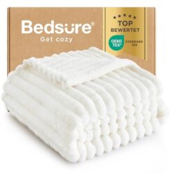 Flauschige BEDSURE Kuscheldecke in Wollweiß auf Sofa