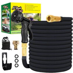 Flexibler Gartenschlauch mit Wandhalterung und Sprühdüsen