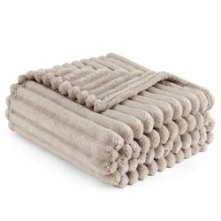 Flauschige BEDSURE Kuscheldecke in Beige für gemütliche Abende