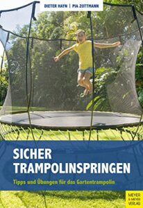 Familie springt sicher auf einem Gartentrampolin