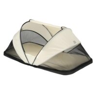 Faltbett in cremefarben mit Moskitonetz und Reisetasche