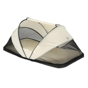 Faltbett in cremefarben mit Moskitonetz und Reisetasche