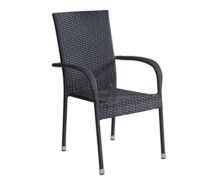 Verschiedene Modelle von Outdoor-Stühlen in einem Garten