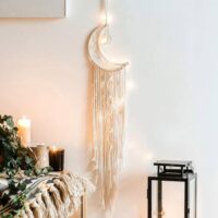 Beispiele für LED Lichterketten in verschiedenen Dekorationsanwendungen.