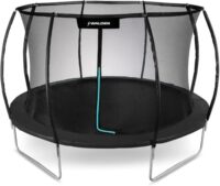 Rundtrampolin im Garten mit Abdeckung