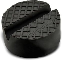 Ein modernes Fahrzeugmodell mit Zubehörteilen im Fokus.