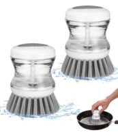 Verschiedene Arten von Kochgeschirr auf einem Tisch