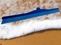 Hygienewischer mit Aluminiumstiel und Kunststoffborsten für die professionelle Reinigung.