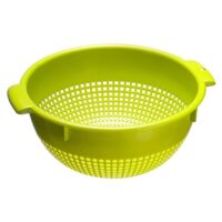 Verschiedene Seiher und Küchensiebe in unterschiedlichen Größen und Materialien.