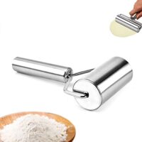 Verschiedene teigrollen aus Holz und Edelstahl für das Backen.
