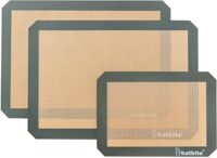 Wiederverwendbare Backmatte aus Silikon auf einer Küchenarbeitsfläche.