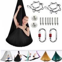 Verschiedene Yoga-Sets für Frauen und Kinder in ansprechenden Designs.