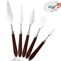 Acrylmalerei Set mit Farben und Zubehör auf einem Tisch