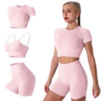Sportoutfits für Kinder und Erwachsene in verschiedenen Designs.