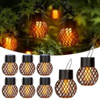 Verschiedene Solarleuchten im Garten mit dekorativen Lichteffekten.