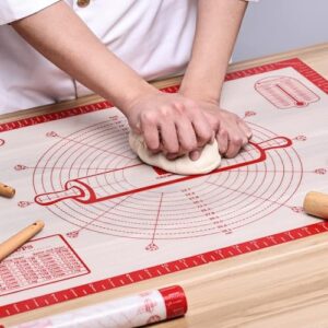 Silikon-Teigmatte auf einer Arbeitsfläche mit Teig.