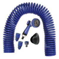 Spiralschlauch-Set mit Multifunktionspistole und Zubehör für die Gartenbewässerung.