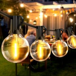 Außenlichterkette mit G40 Glühbirnen für stimmungsvolle Beleuchtung im Garten.